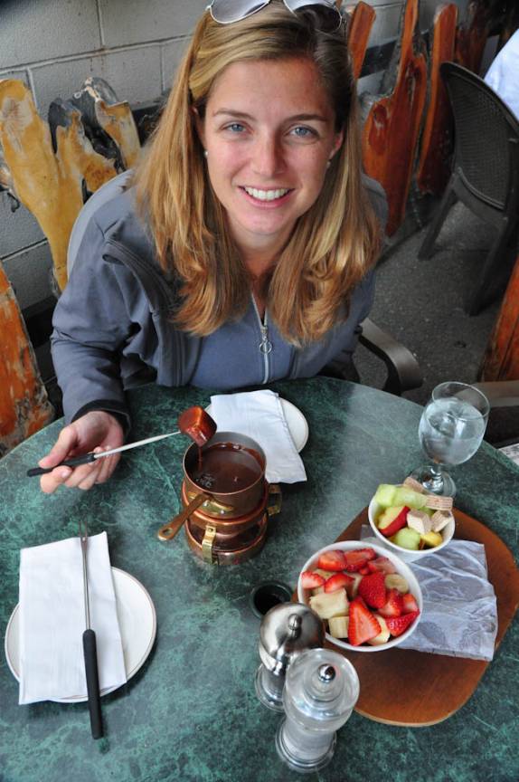 Muito feliz com o fondue de chocolate na cidade de Banff, em Alberta, no Canadá
